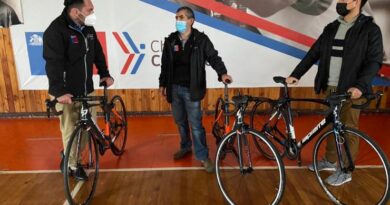 Ciclistas del programa “Promesas Chile” de Mindep IND recibieron bicicletas para su entrenamiento.