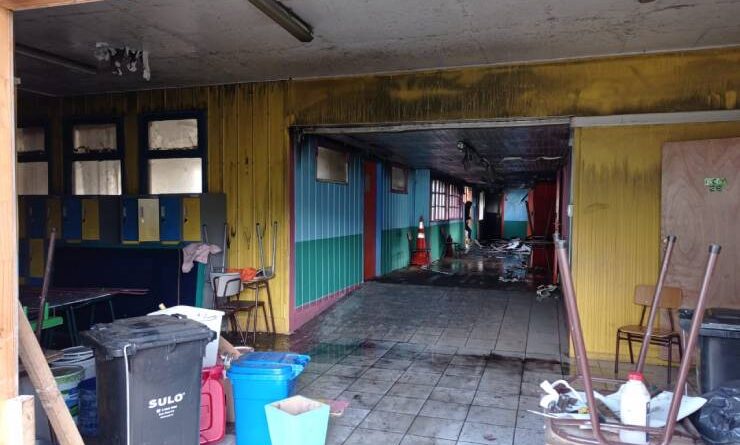 Daem Puerto Montt lamenta incendio en escuela rural Los Colonos e inicia gestiones para pronta reposición.