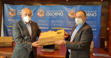 Saesa entrega computadores para apoyar diversas labores de Cesfam Marcelo Lopetegui en Osorno