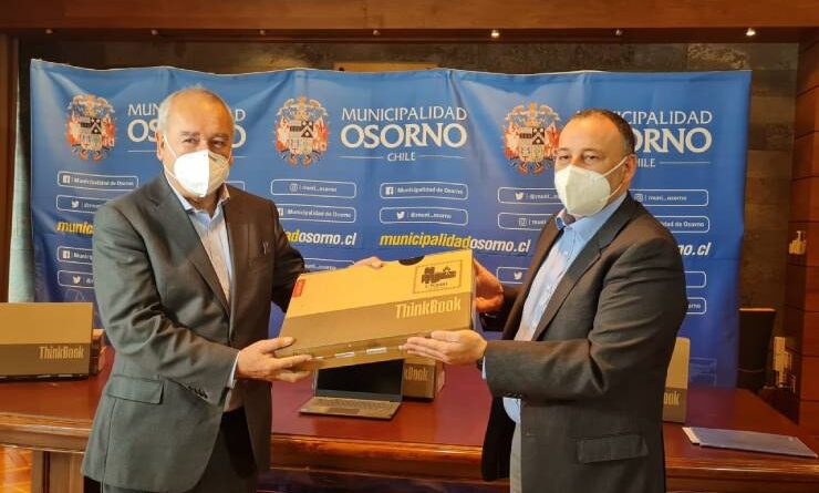 Saesa entrega computadores para apoyar diversas labores de Cesfam Marcelo Lopetegui en Osorno