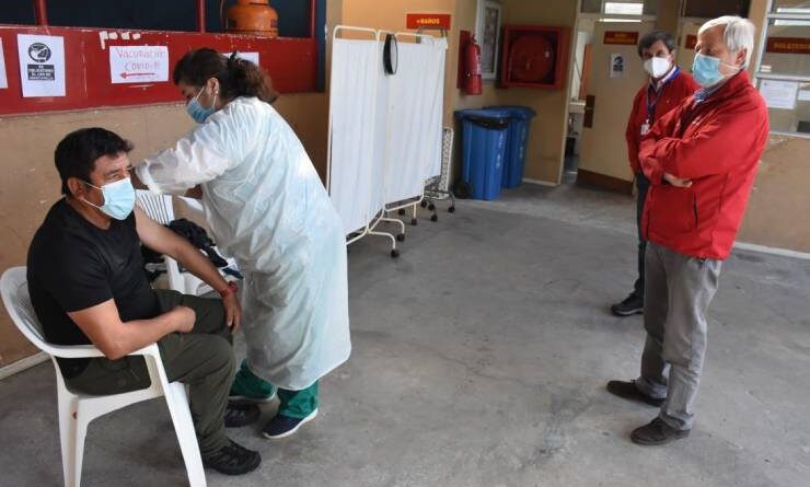 Autoridades supervisan proceso de vacunación en Contao y Hornopirén.