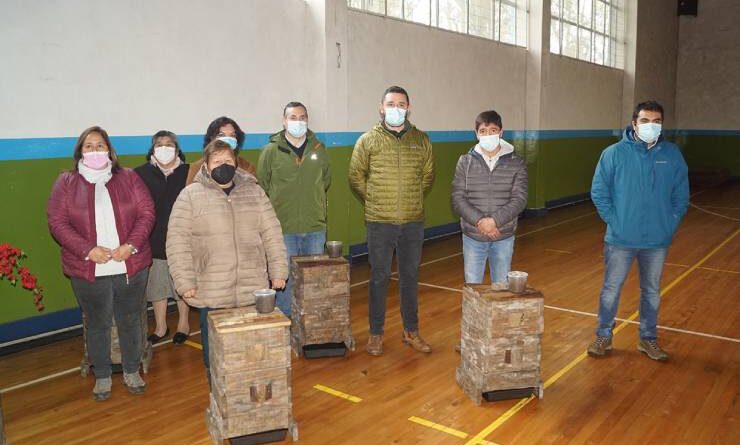 Programa municipal Huertos Urbanos entregó vermicomposteras a 35 familias de Puyehue.