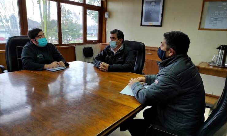 Alcalde César Crot encabeza reunión con dirigentes deportivos de Purranque.