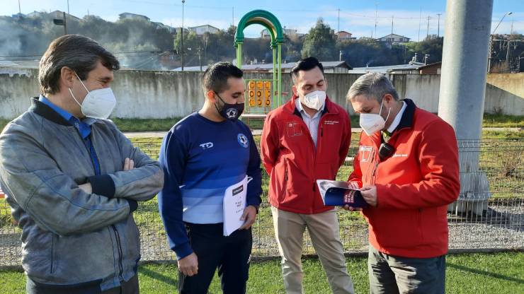 Autoridades regionales visitaron una práctica deportiva de la Escuela de Fútbol Academia Austral de Puerto Montt.