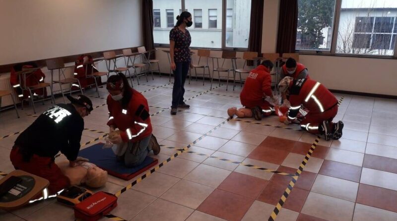 Carrera Técnico en Enfermería de CFT Santo Tomás Osorno capacitó a integrantes de ONG Sar Los Lagos en RCP.