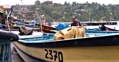 Dos armadores artesanales de San Juan de la Costa obtienen recursos para reparar sus embarcaciones.