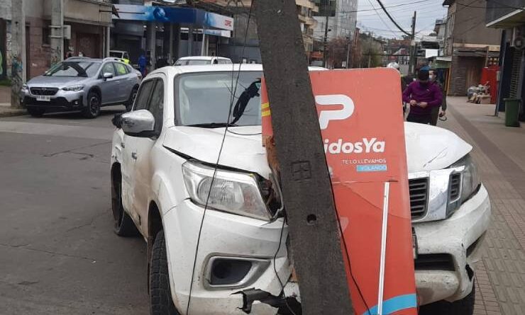 Delincuente que huia de Carabineros en vehículo robado chocó con un poste en el centro de Osorno