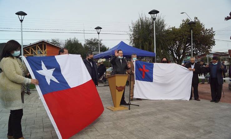 Izamiento de bandera chilena y cristiana en Puyehue.