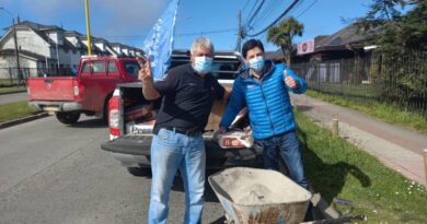 Colectiveros se manifiestan “tapando hoyos” por el mal estado de las calles de Puerto Montt.