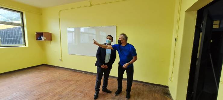 Instituto Comercial de Osorno renovó pintura en doce salas de clases y un pabellón.