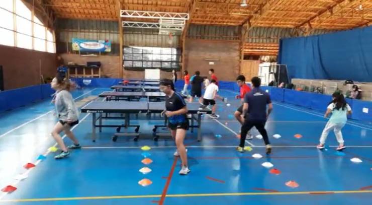 Menores y jóvenes de Osorno practican tenis de mesa con los programas deportivos de Mindep IND