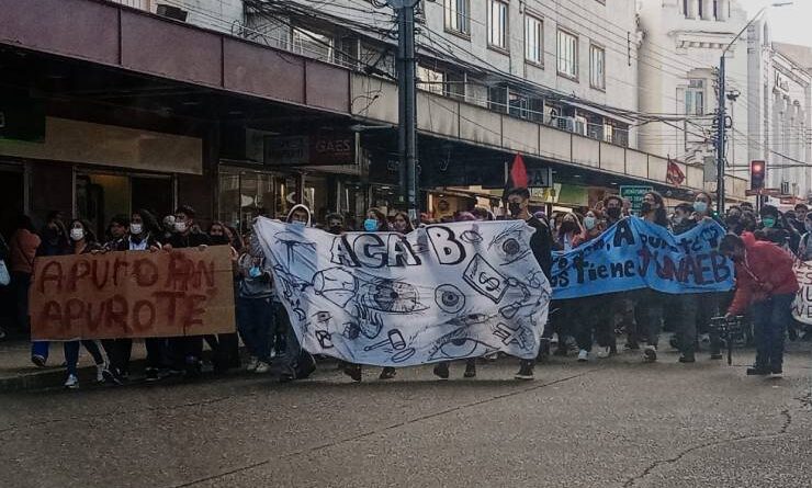 En Osorno estudiantes universitarios y secundarios marchan por aumento en la BAES