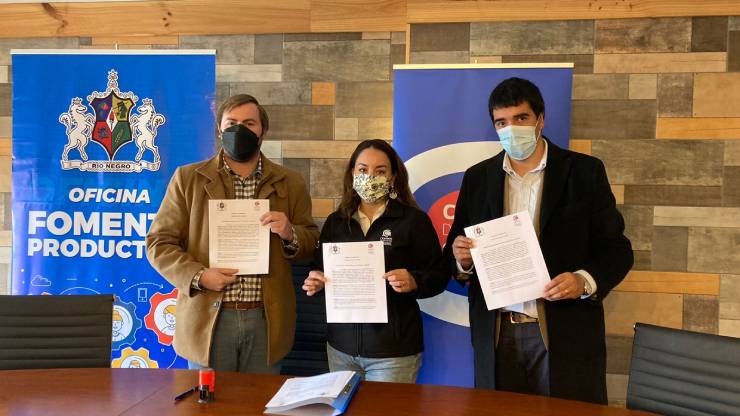 Municipalidades de la provincia de Osorno firman convenios para fortalecer emprendimientos locales
