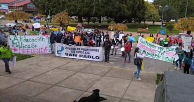 Profesores de escuelas municipales van en su tercer día de manifestaciones
