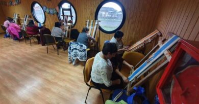 Purranque vecinas de Purrantunul aprenden a confeccionar sus primeros trabajos en telar mapuche