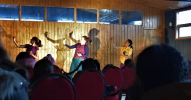 Obra de teatro para niños en Puaucho inicia actividades de convenio Uach y municipalidad de San Juan de la Costa