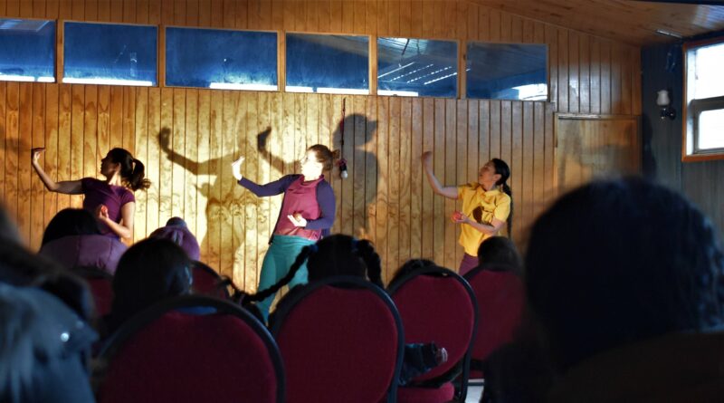 Obra de teatro para niños en Puaucho inicia actividades de convenio Uach y municipalidad de San Juan de la Costa