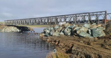 Puente Rahue en Curaco, comuna de Chonchi finalizó su instalación