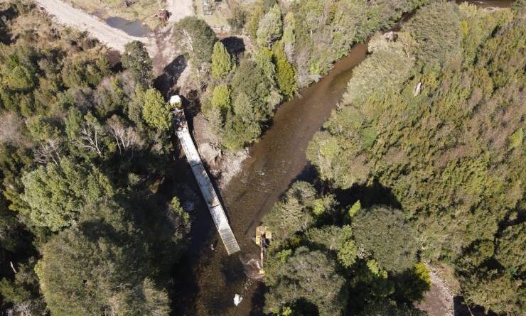 Instalan pasarela para familia aislada por un río en Hualaihué