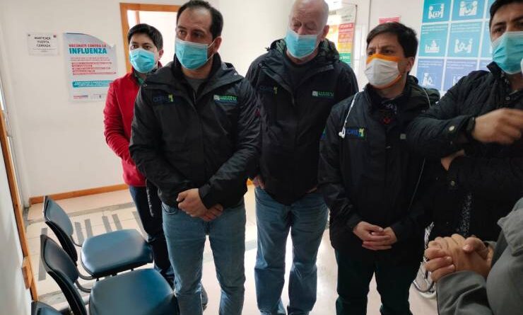 Instalan paneles trilingües para turistas extranjeros que requieran atención médica en Hospital de Chaitén