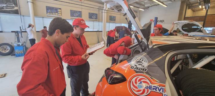 INACAP Sede Osorno inició con éxito inspección técnica oficial del Rally Mobil 2022