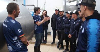 Jugadores de Provincial Osorno conocen el trabajo de los productores lecheros