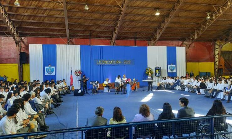 Osorno Liceo Carmela Carvajal licenció a 300 alumnos de ocho cuartos medios