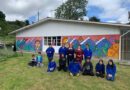 La jornada de diseño y pintura de este mural se desarrolló el martes 29 de noviembre y contó con la participación de las y los alumnos de esta escuela rural, profesores y apoderados, dirigidos por la tallerista y educadora osornina Camila Paillacar. Para la directora del establecimiento, Inés Caro, este es un significativo trabajo colaborativo tendiente a fomentar la sana convivencia escolar entre las y los alumnos que participaron activamente en la creación del diseño, el que rescata elementos característicos de la fauna y flora donde se emplaza la escuela, muy cercana a la frontera chileno-argentina. Nuestro establecimiento tiene una orientación hacia la protección del medio ambiente y la cultura local, que cuenta con muchos elementos de la cultura mapuche y donde el ambiente natural, rodeado de vegetación, la cordillera de Los Andes, los lagos Puyehue y Rupanco, están siempre presentes en nuestros objetivos educativos. En tanto la tallerista que encabezó el proyecto y dirigió la intervención artística en el establecimiento, Camila Paillacar, sostuvo que este tipo de actividades son una gran oportunidad para las y los alumnos de acercarse al mundo del arte a través de la pintura, en un sector que se encuentra alejado de centros urbanos, lo que muchas veces resta posibilidades de conocer y visitar galerías o centros de arte. Las alumnas y alumnos participaron de manera muy activa pintando con sus propias manos el hermoso mural que ahora decorará las paredes de la escuela y acompañará coloridamente sus días en el aula. La Escuela Termas de Puyehue está ubicada a 72 kms de Osorno en la ruta 215 y hoy en día da cabida a 18 alumnas y alumnos provenientes de sectores rurales de la comuna de Entre Lagos, es estatal, unidocente y tiene abiertas sus aulas para que más estudiantes, en especial del sector, ingresen este 2023, ofreciendo locomoción y beca Junaeb para el alumnado.