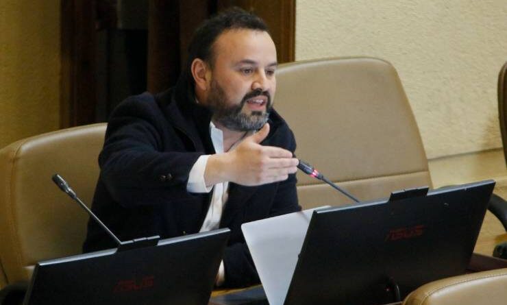 Bernales presenta proyecto que establece rebaja del impuesto específico a combustibles para zonas extremas
