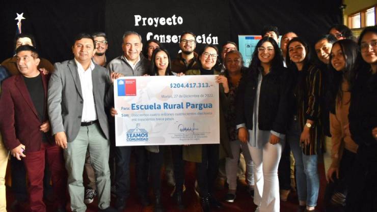 Firman convenio por $200 millones para mejorar electricidad y calefacción en escuela rural de Pargua