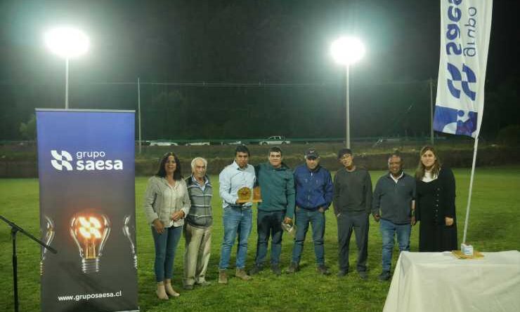 Saesa inaugura junto a vecinos de Ilihue la iluminación de su cancha de fútbol