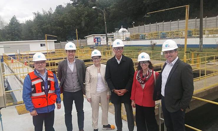 Embajador de Canadá visitó obras que Essal realiza en Osorno