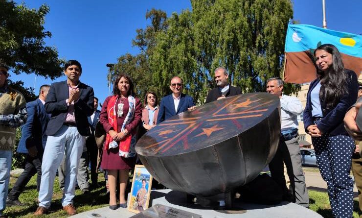 Inauguran escultura del cultrún en plaza de armas de Osorno