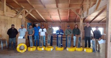 Pescadores de San Juan de la Costa reciben nuevos equipos de buceo