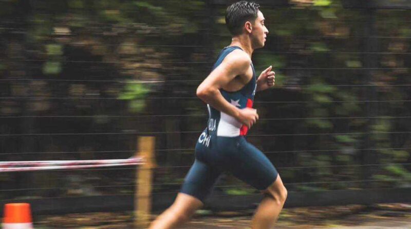 Joven deportista de Chaitén es reconocido tras participación en competencia de Triatlón