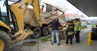 Retiran casetas en desuso tras acuerdo entre Castro Municipio y sindicatos de comerciantes ambulantes