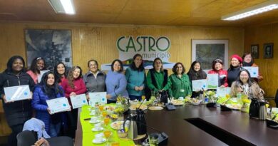 Emprendedoras de Castro se certifican en gestión de negocios y mejoran sus emprendimientos