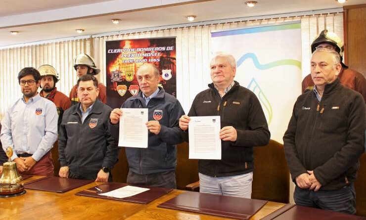 Relanzan convenio para que clientes de SURALIS aporten a Bomberos de Puerto Montt a través del pago de la cuenta del agua