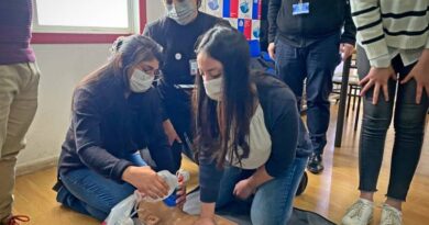 Médicos mexicanos enviados por la OPS capacitan a equipo del Hospital de Quellón frente a enfermedades respiratorias