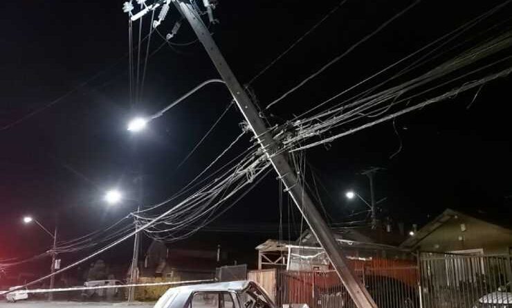 Saesa llama a la conducción responsable para prevenir choques a postes del tendido eléctrico