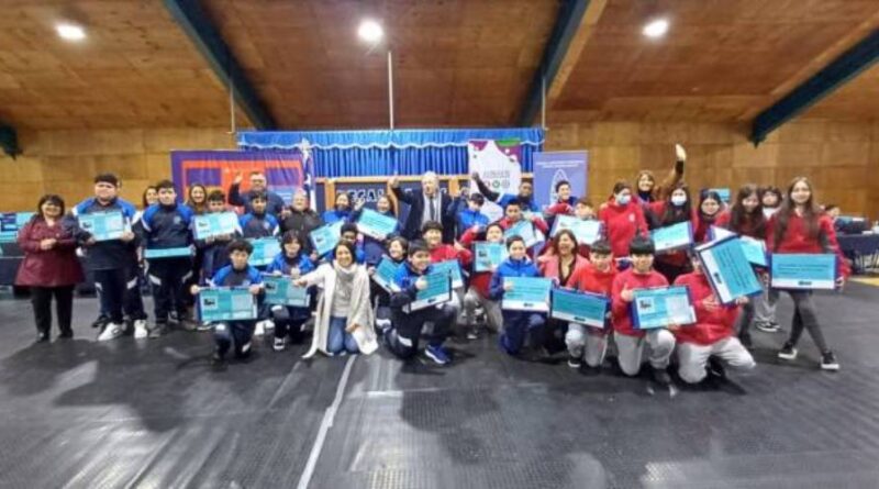 885 estudiantes de séptimo básico de escuelas municipales de Osorno recibieron notebook por parte de Junaeb.