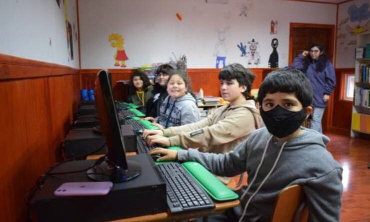 Naviera Austral fortalece la educación en Aysén con la entrega de computadores a estudiantes