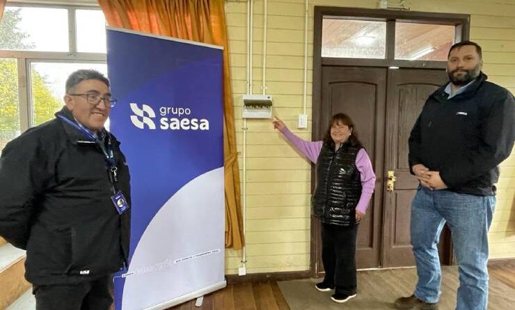 Saesa entregó a vecinos de Ñancuan nueva instalación eléctrica en su sede social
