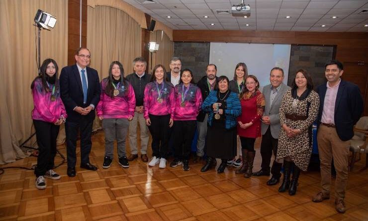 Concejo municipal de Osorno homenajeó a las campeonas de Chile en Futsal sub-14.