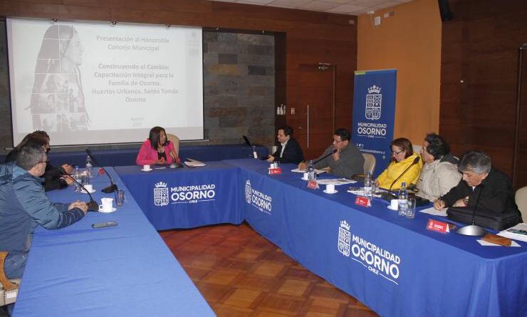 Coordinación de Vinculación con el Medio de Santo Tomás Osorno presentó proyecto sobre huertos urbanos ante el Concejo Municipal