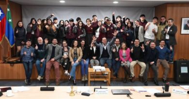 Fomentando la educación cívica Estudiantes del Liceo Carlos Ibáñez del Campo de Fresia visitan el Gobierno Regional.