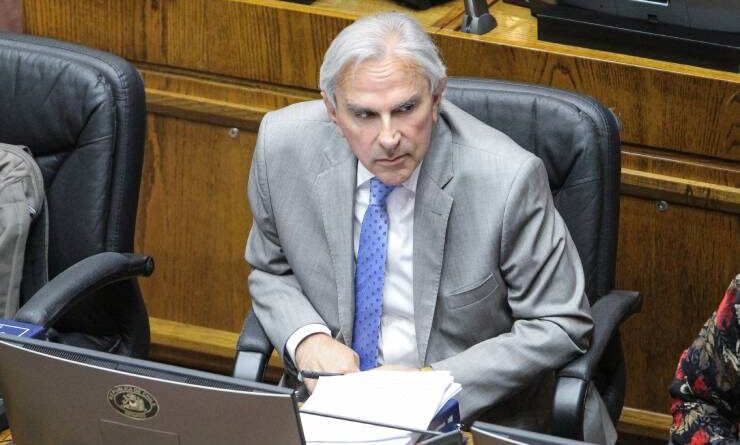 “Una burla para Chiloé” Senador Moreira criticó informe que proyecta la doble vía a Chiloé para el año 2045.