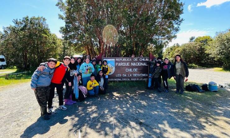 Guardaparques y estudiantes instalan cámaras trampas en Parque Nacional Chiloé