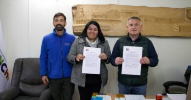 Biblioteca del Liceo Bicentenario “Manuel Jesús Andrade Bórquez” contará con nueva colección bibliográfica de autores de Chiloé