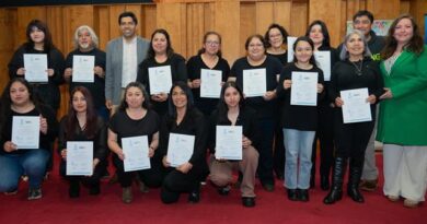 Más de 60 personas recibieron sus diplomas tras participar en curso de lengua de señas chilena y taller de alfarería